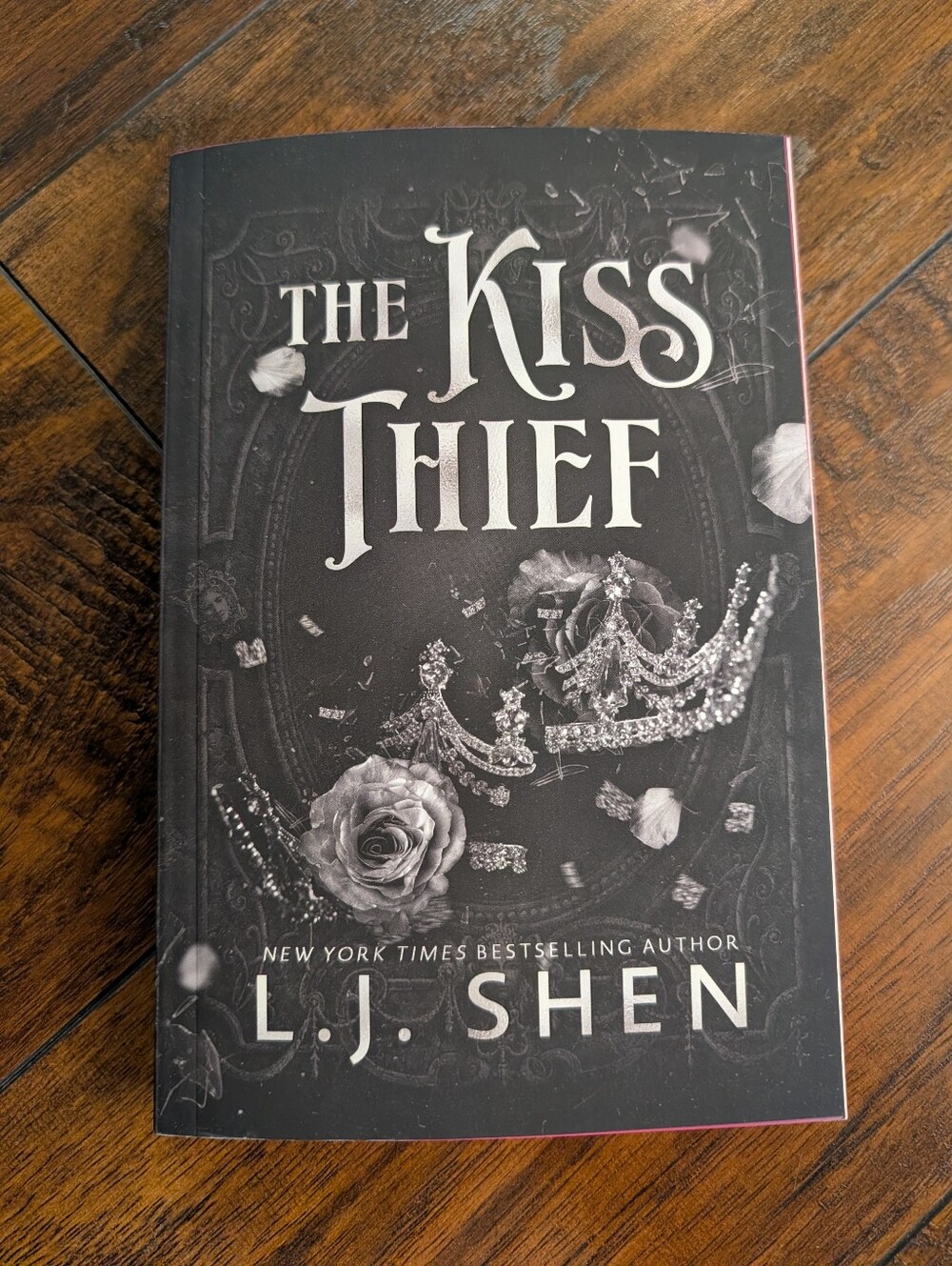 🖤NWT The Kiss Thief by L.J. Shen Paperback Edition with Sprayed Edges
